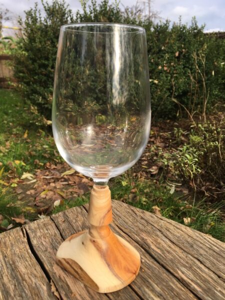 Weinglas mit Holzsockel